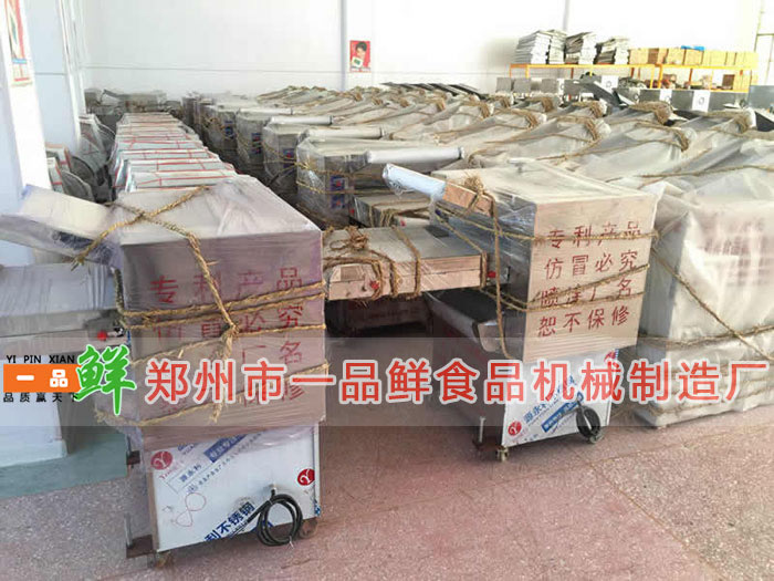 成品倉庫中的全自動(dòng)揉壓機
