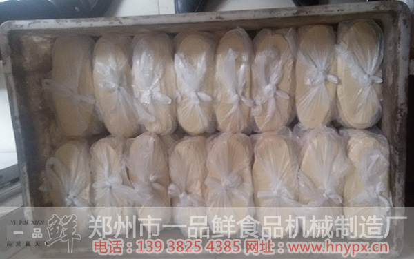 裝袋裝箱準備給客戶(hù)配送的燴面坯