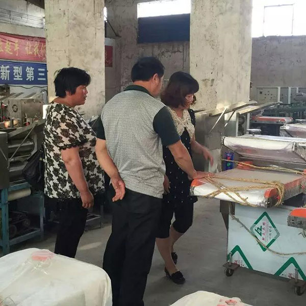 工作人員給客戶(hù)介紹全自動(dòng)揉壓機