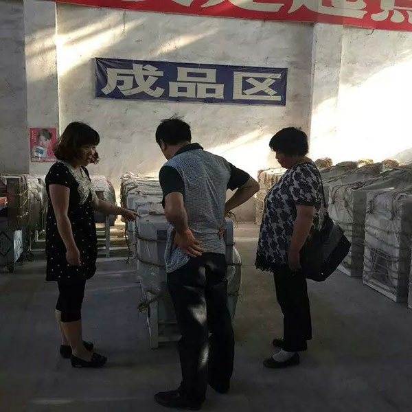 給客戶(hù)介紹半自動(dòng)揉壓機