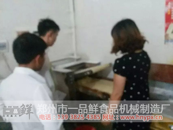 在揉壓機中進(jìn)行壓面操作