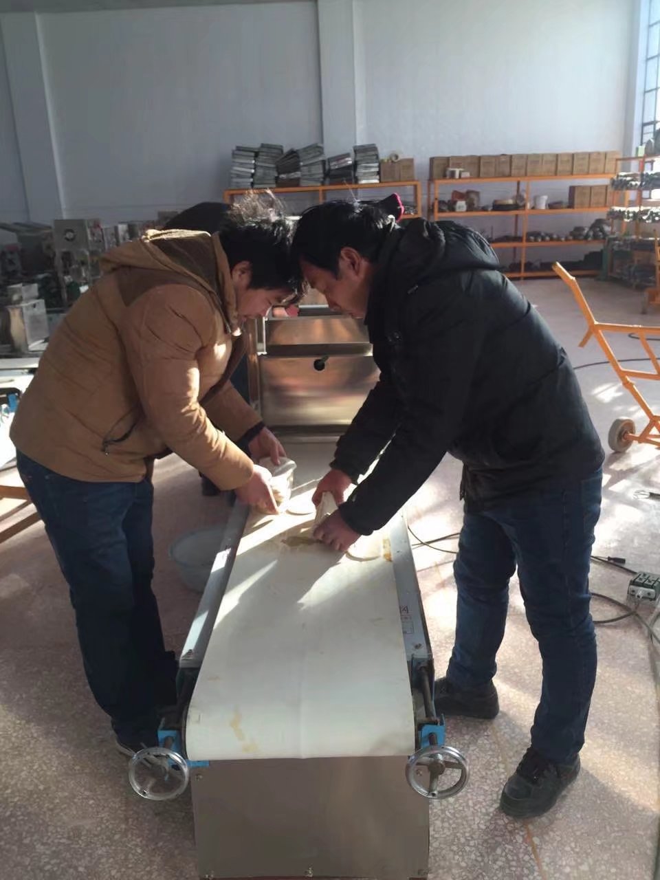 開(kāi)封客戶(hù)調試HMj-6型燴面機