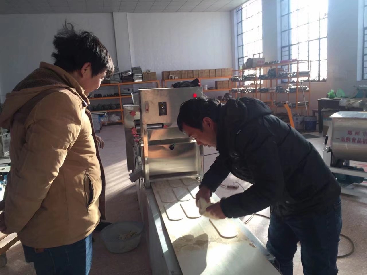 開(kāi)封客戶(hù)調試HMj-6型燴面機