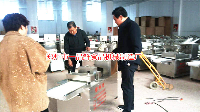 三門(mén)峽面館李老板前來(lái)考察一品鮮棍棍面機