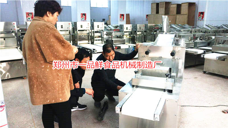 三門(mén)峽面館李老板前來(lái)考察一品鮮棍棍面機