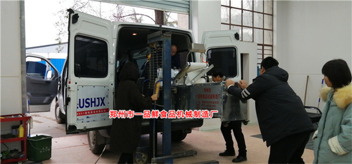 燴面機正在裝車(chē)